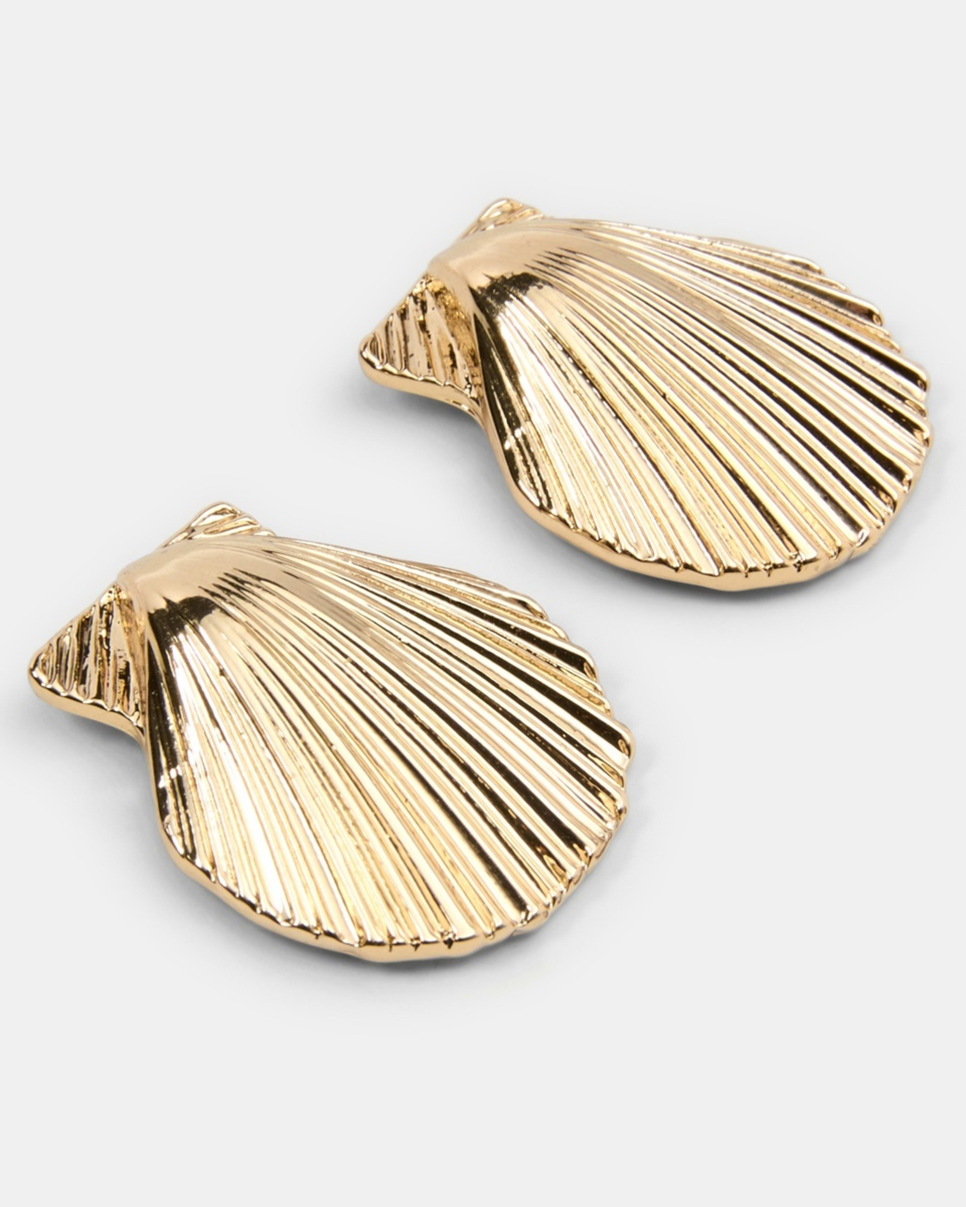 1 Faux Shell Stud - Gold Tone Gold
