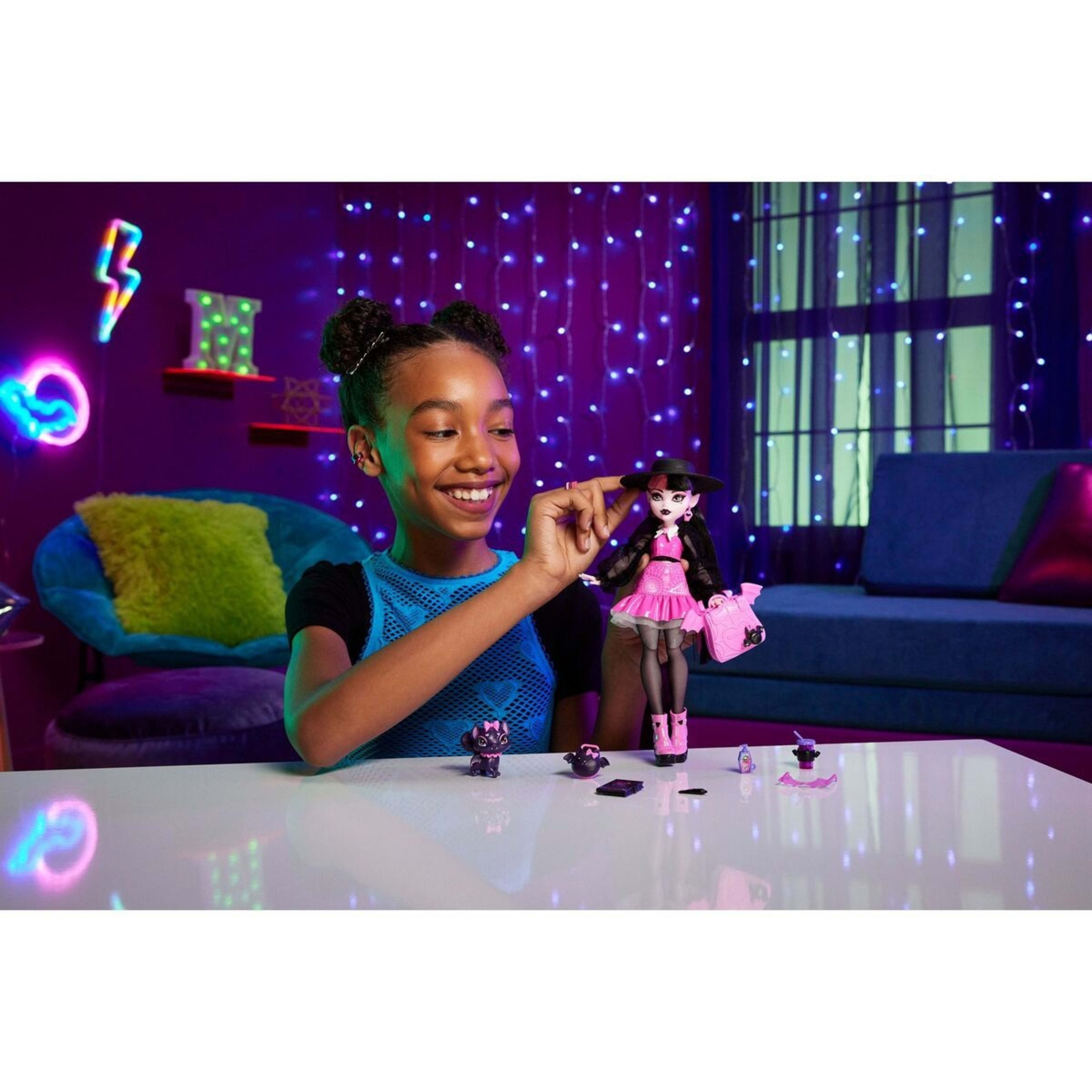 6 Monster High Draculaura Doll, 6 of 6