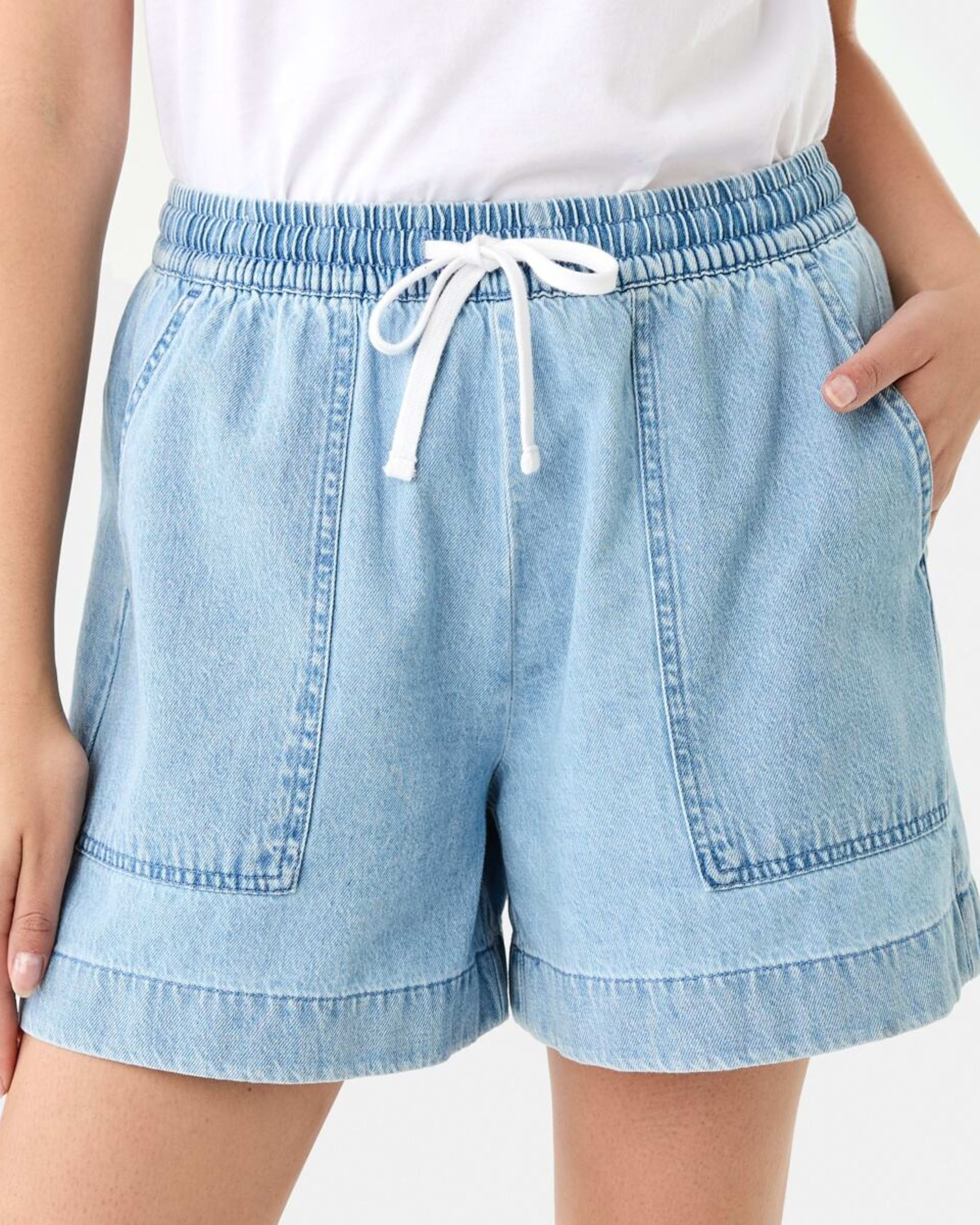 1 Patch Pocket Denim Shorts LIGHT DENIM WASH