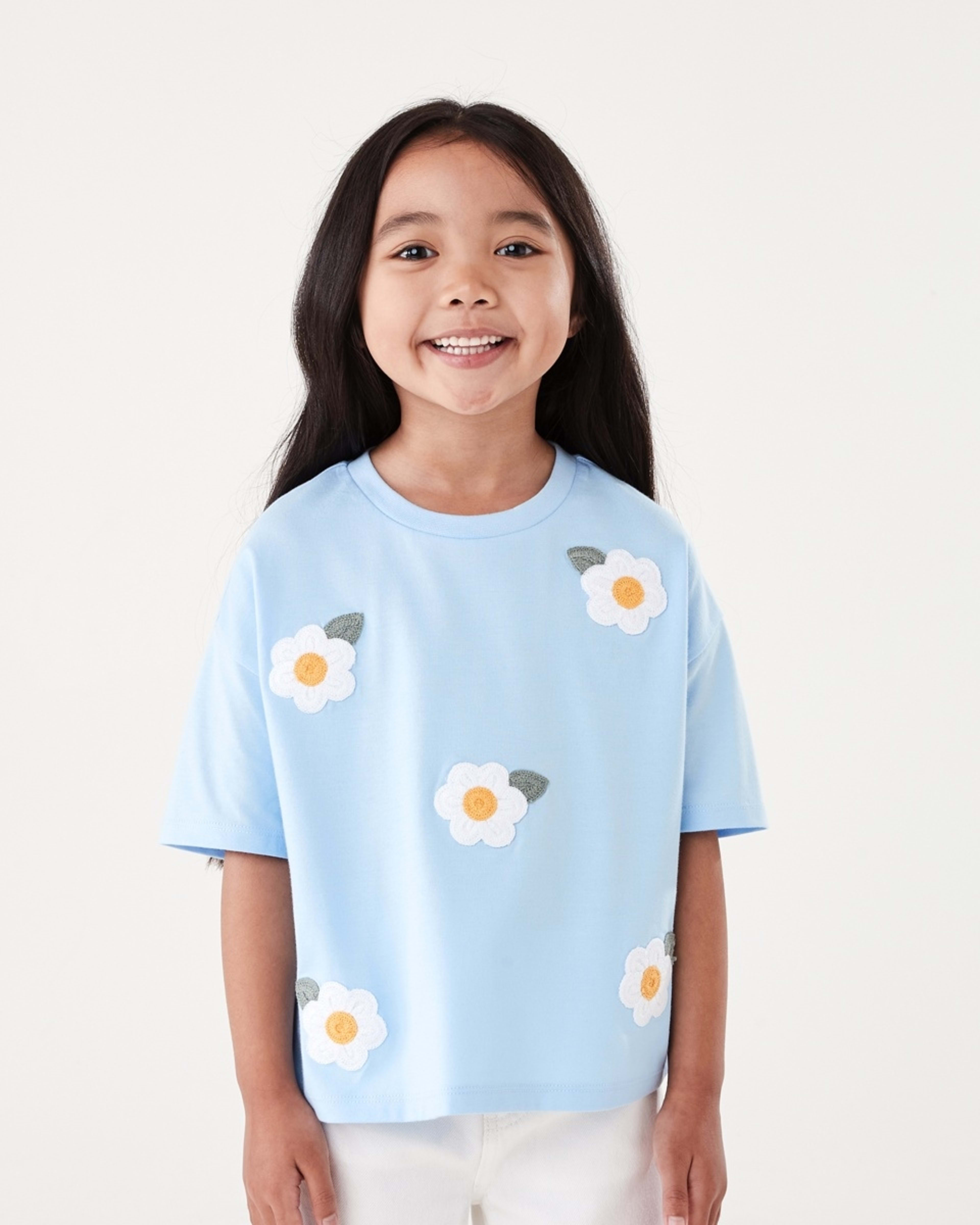 1 Short Sleeve Oversized Applique T-shirt Florals