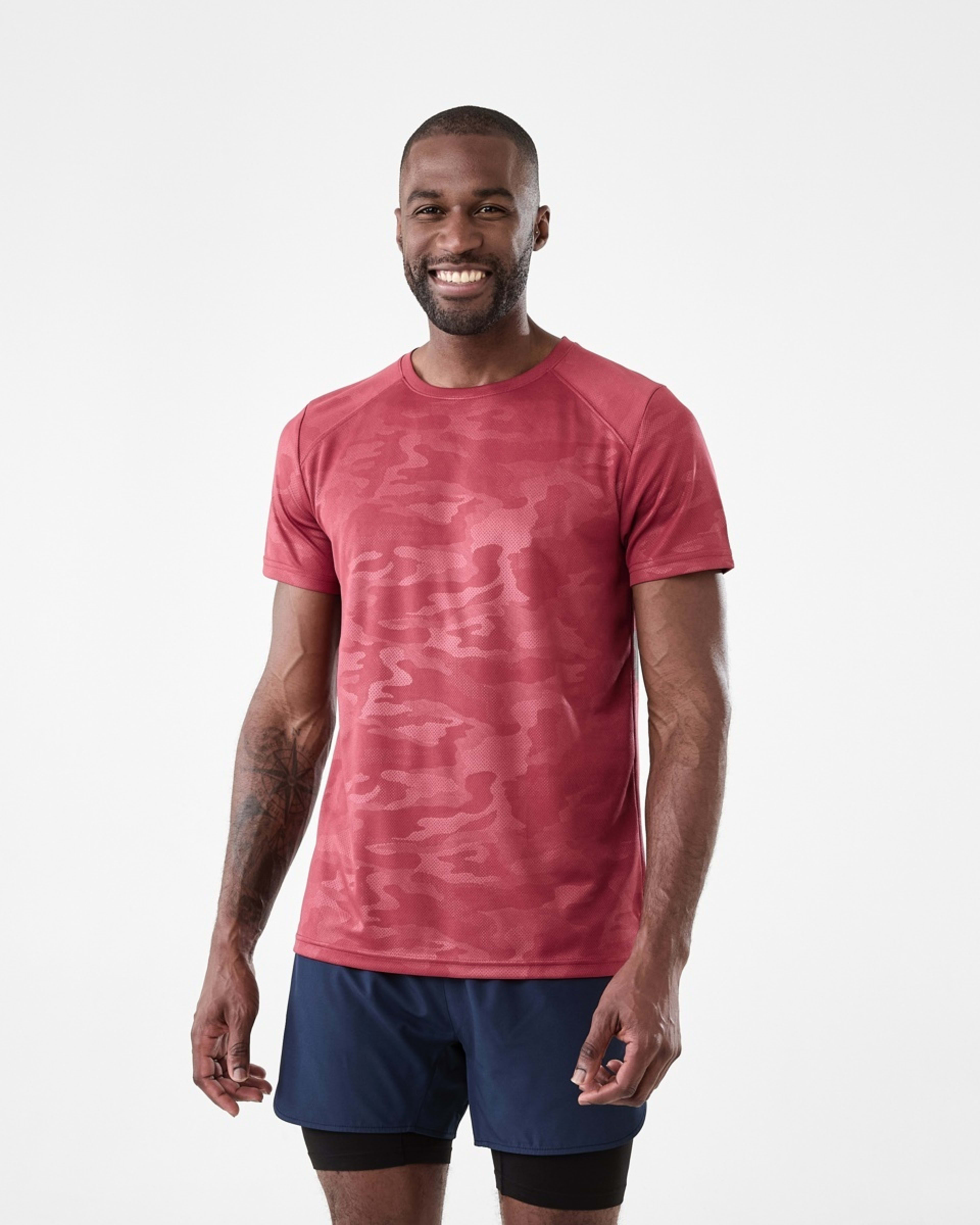 1 Active Mens Printed T-shirt EMBOSSED CAMO SOIL RED, 1 of 6