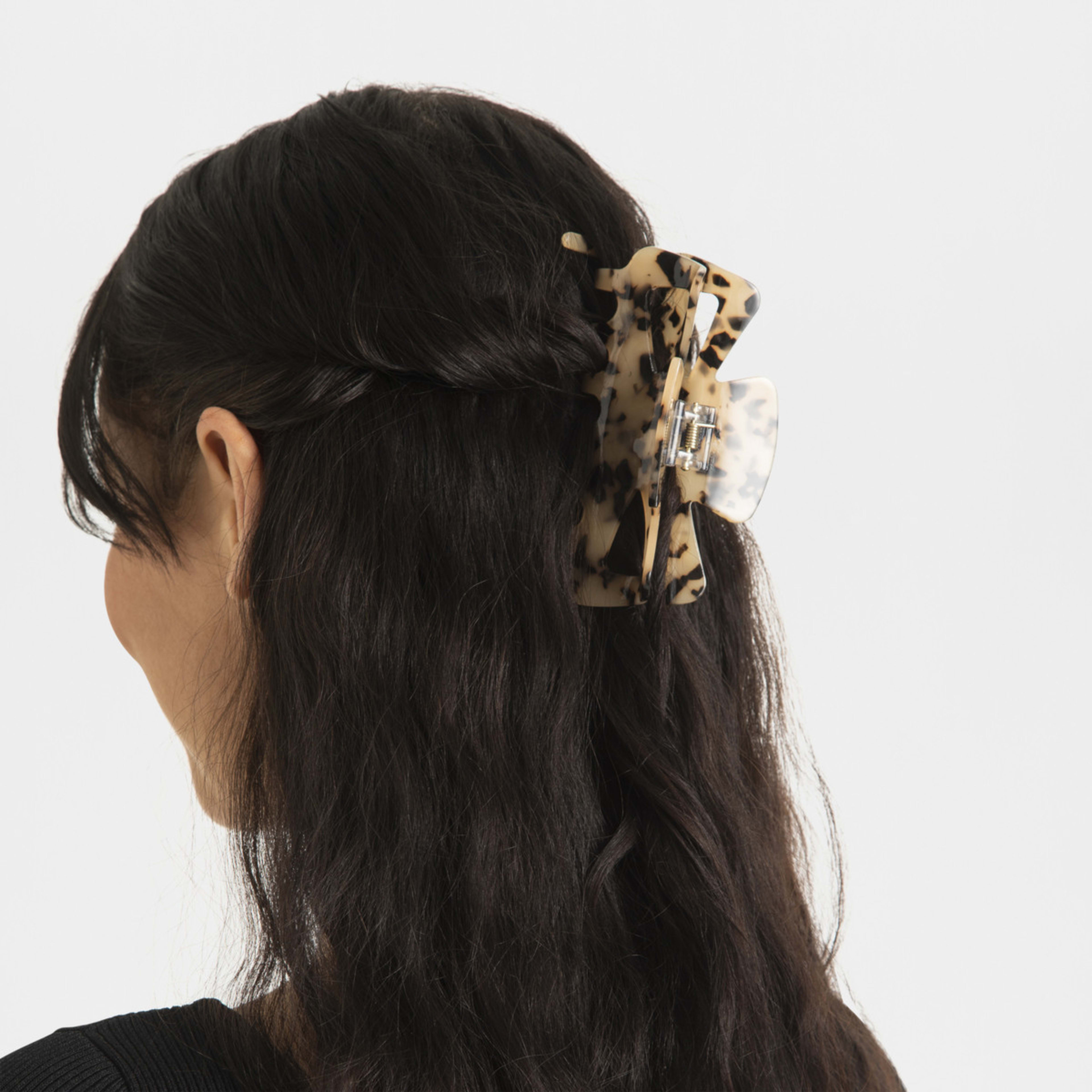 3 Oversized Claw Clip - Milky Tort, 3 of 4