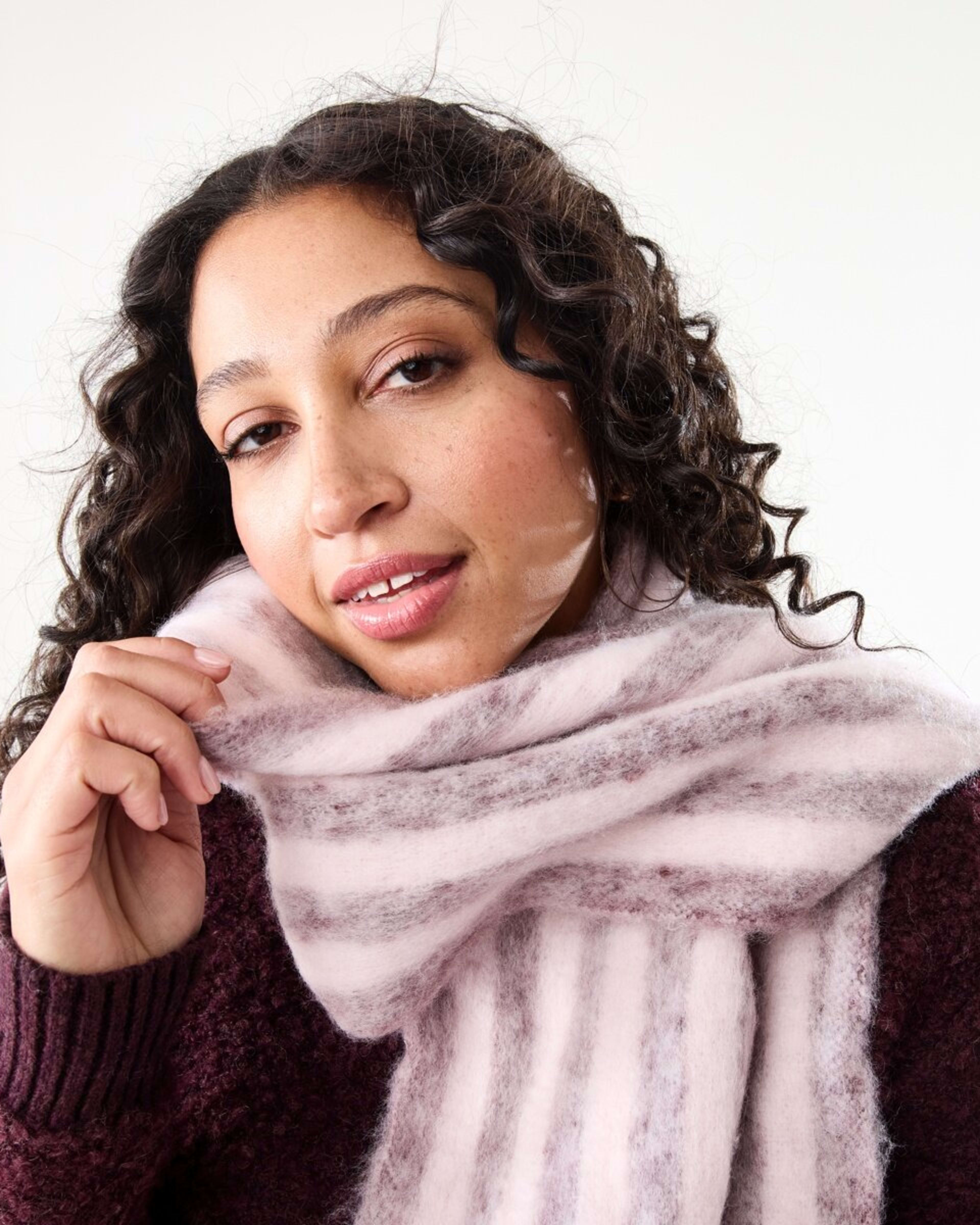 5 Stripe Fluffy Scarf Burg Strp, 5 of 5