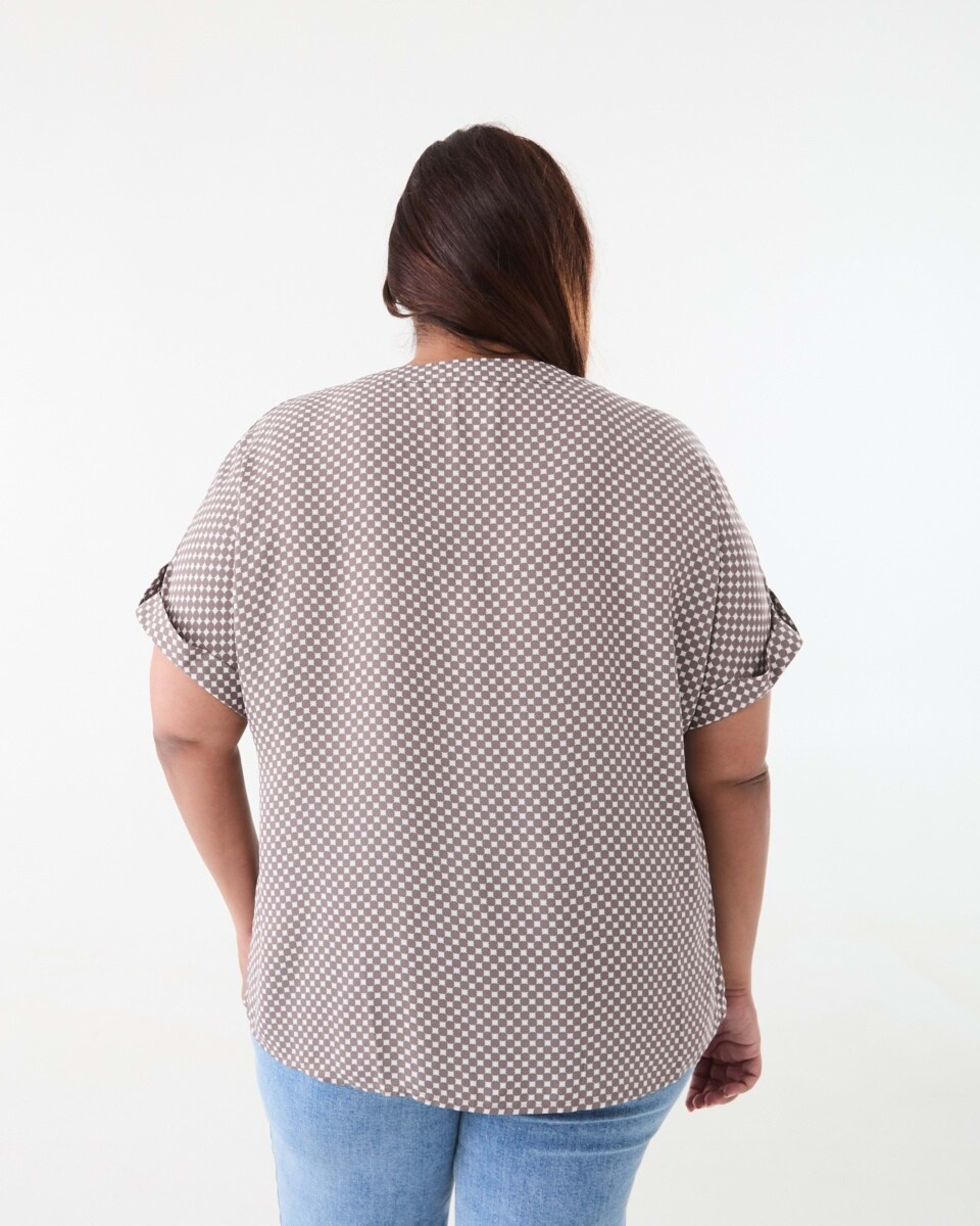 3 Curve Short Sleeve Woven Button Cuff Top Geo Deep Taupe Curve, 3 of 6