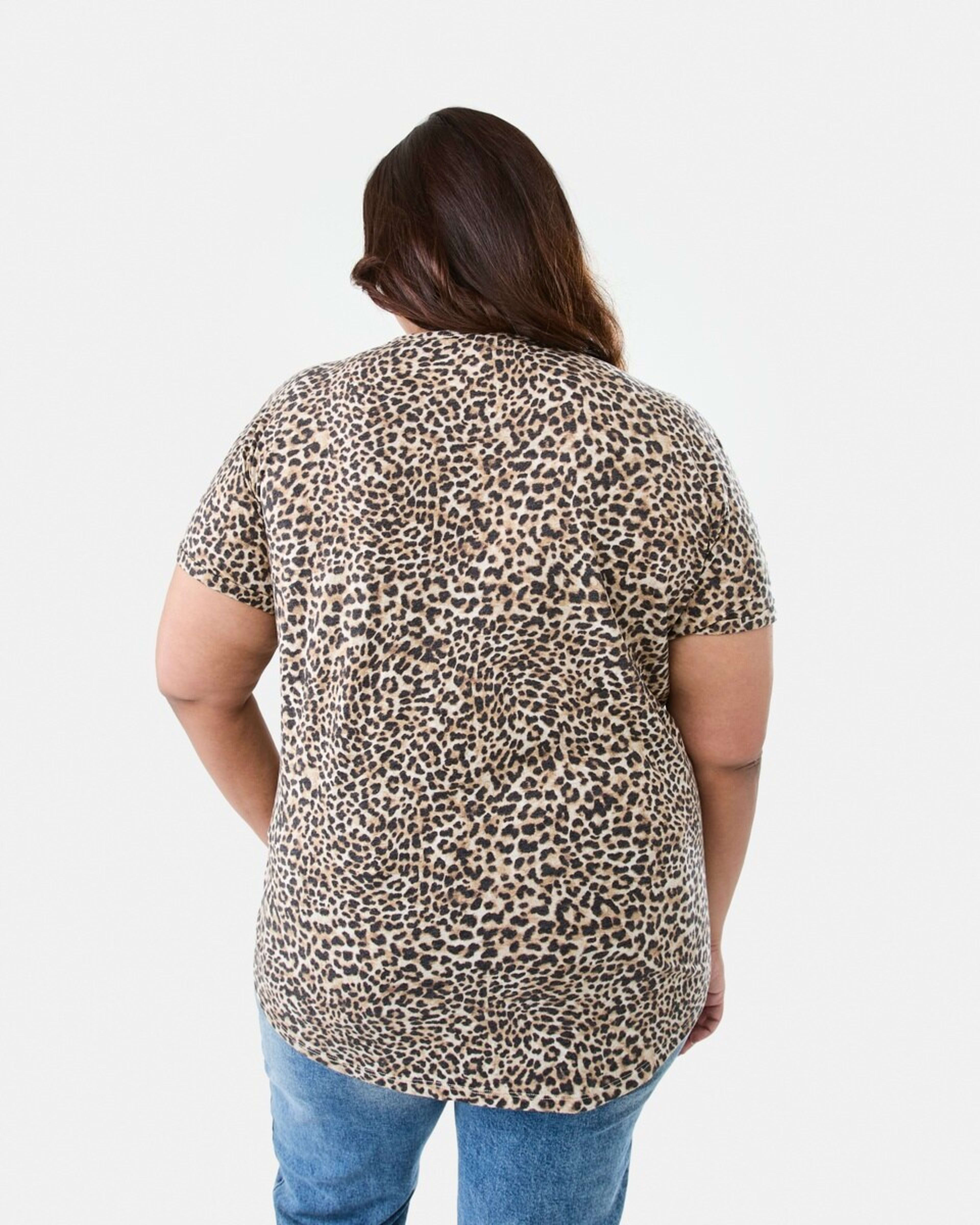 3 Curve Short Sleeve Print V-neck T-shirt Leopard Brown Coco, 3 of 5