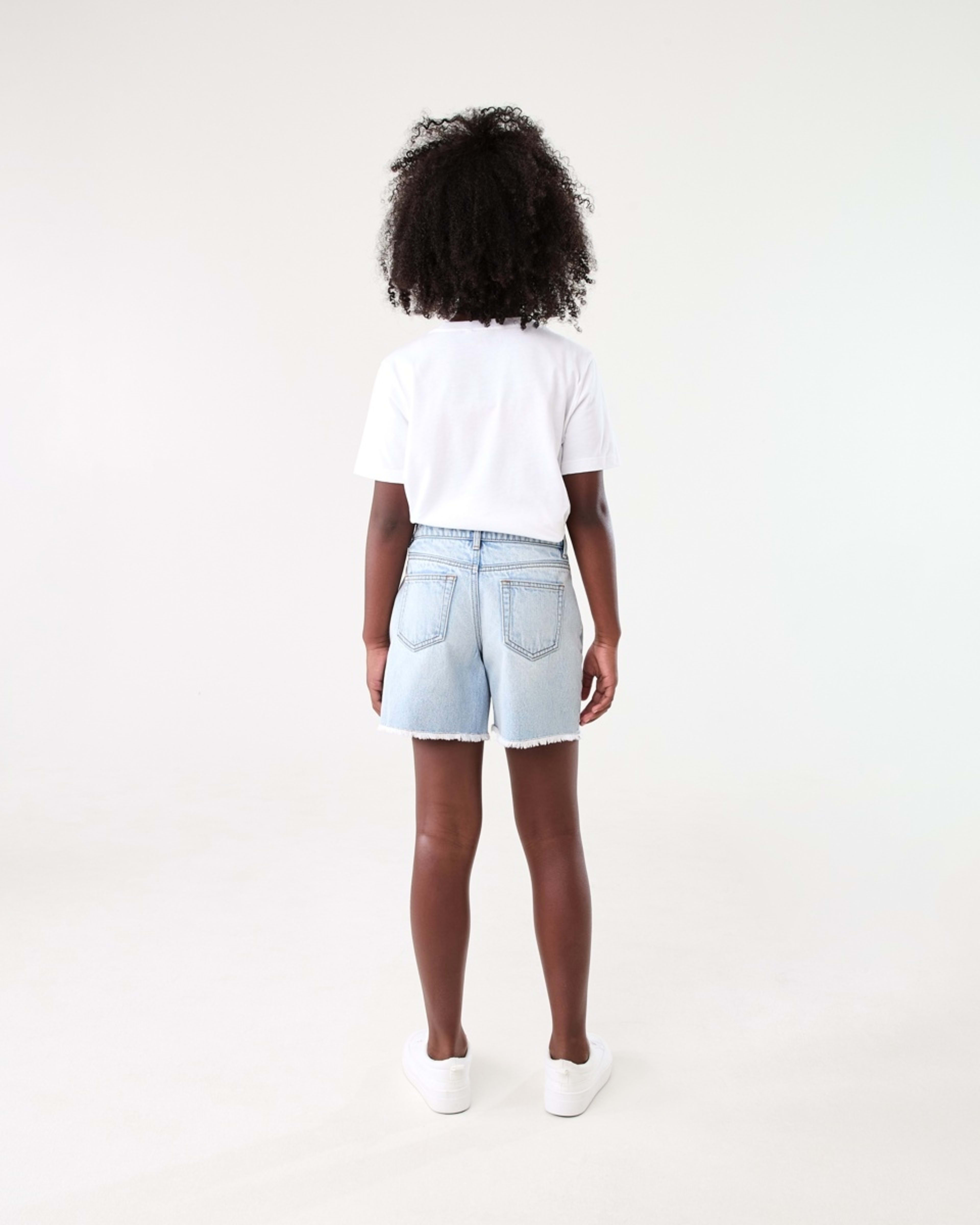 7 Relaxed Denim Shorts with Frayed Hem LIGHT WASH, 7 of 7