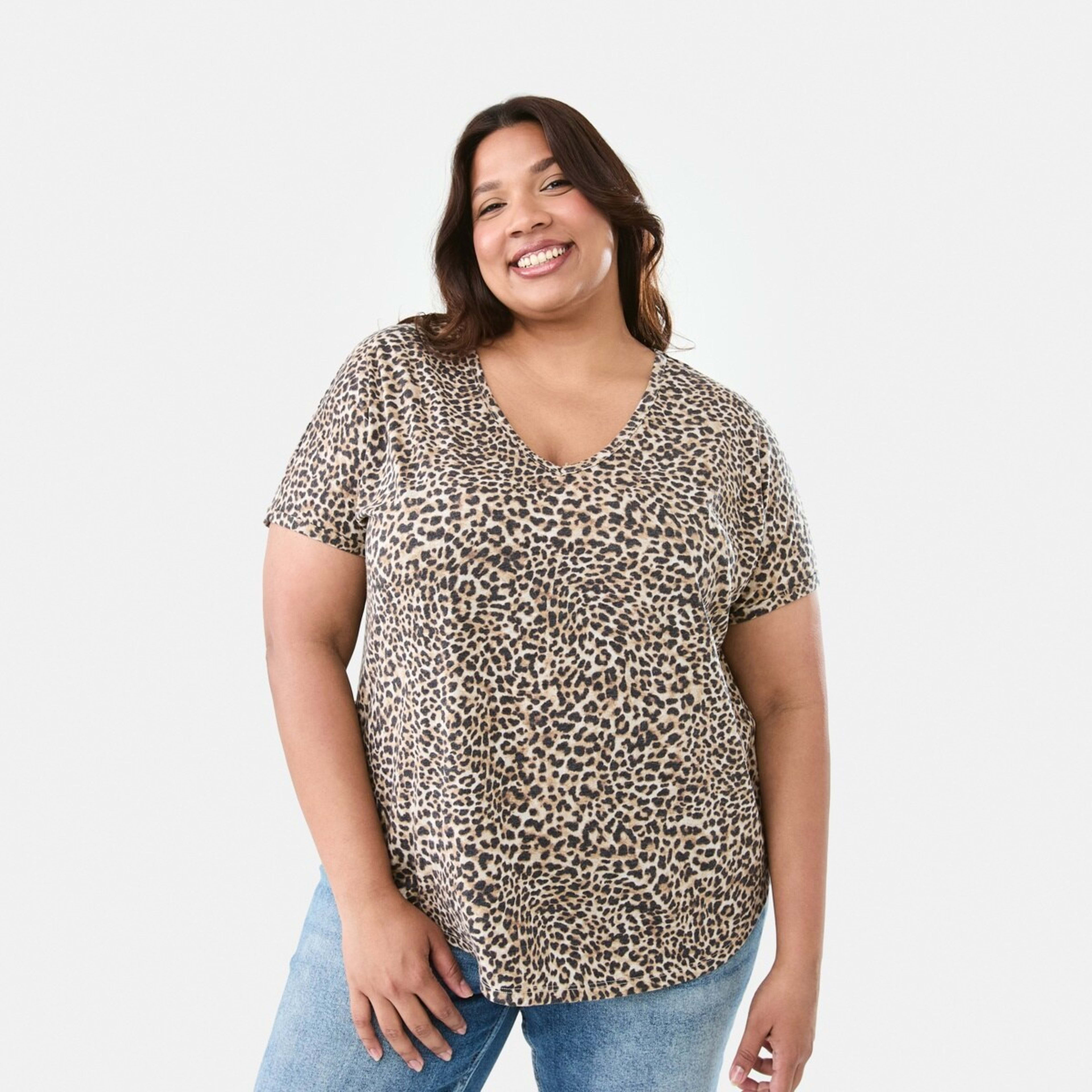 1 Curve Short Sleeve Print V-neck T-shirt Leopard Brown Coco, 1 of 5