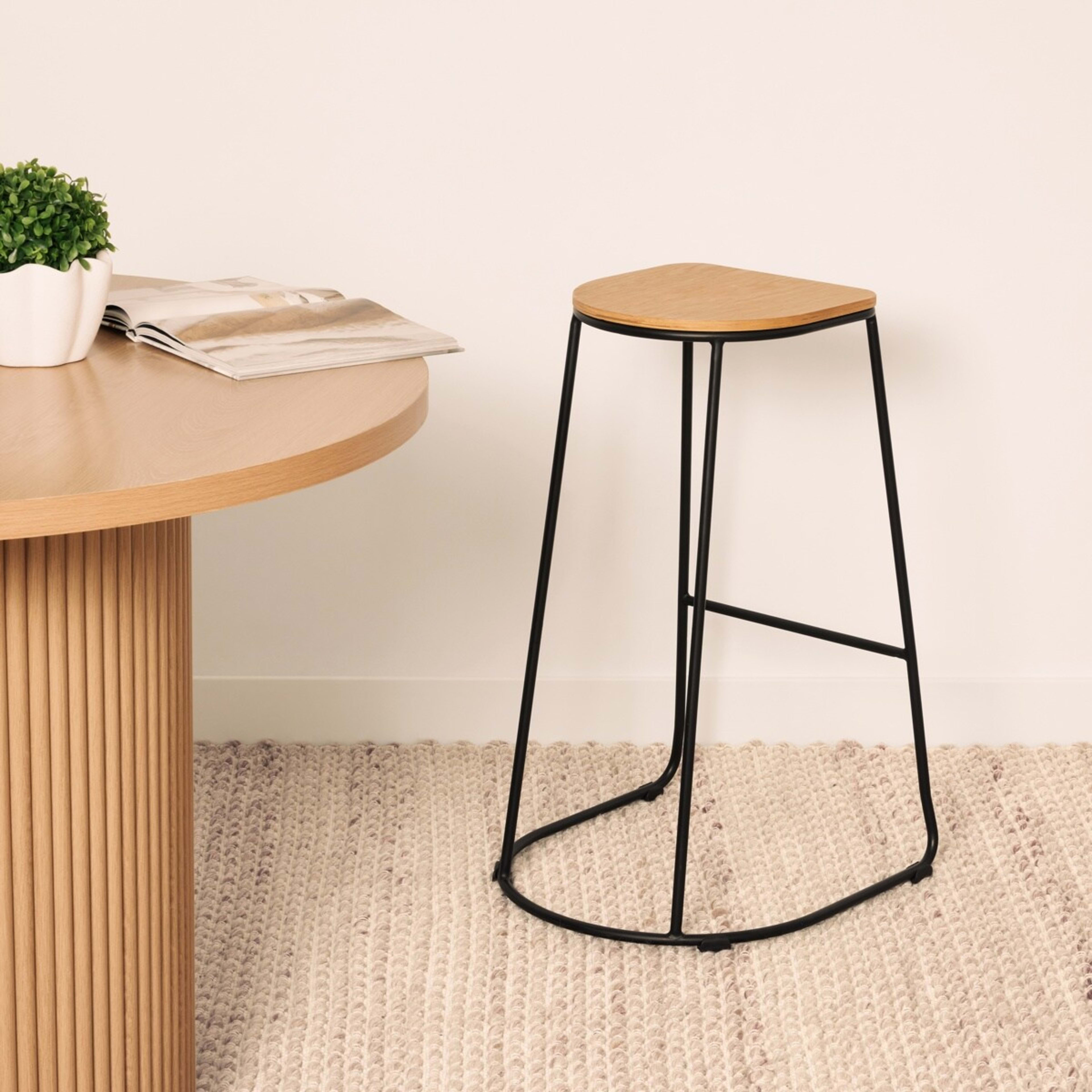 1 Bar Stool - Black