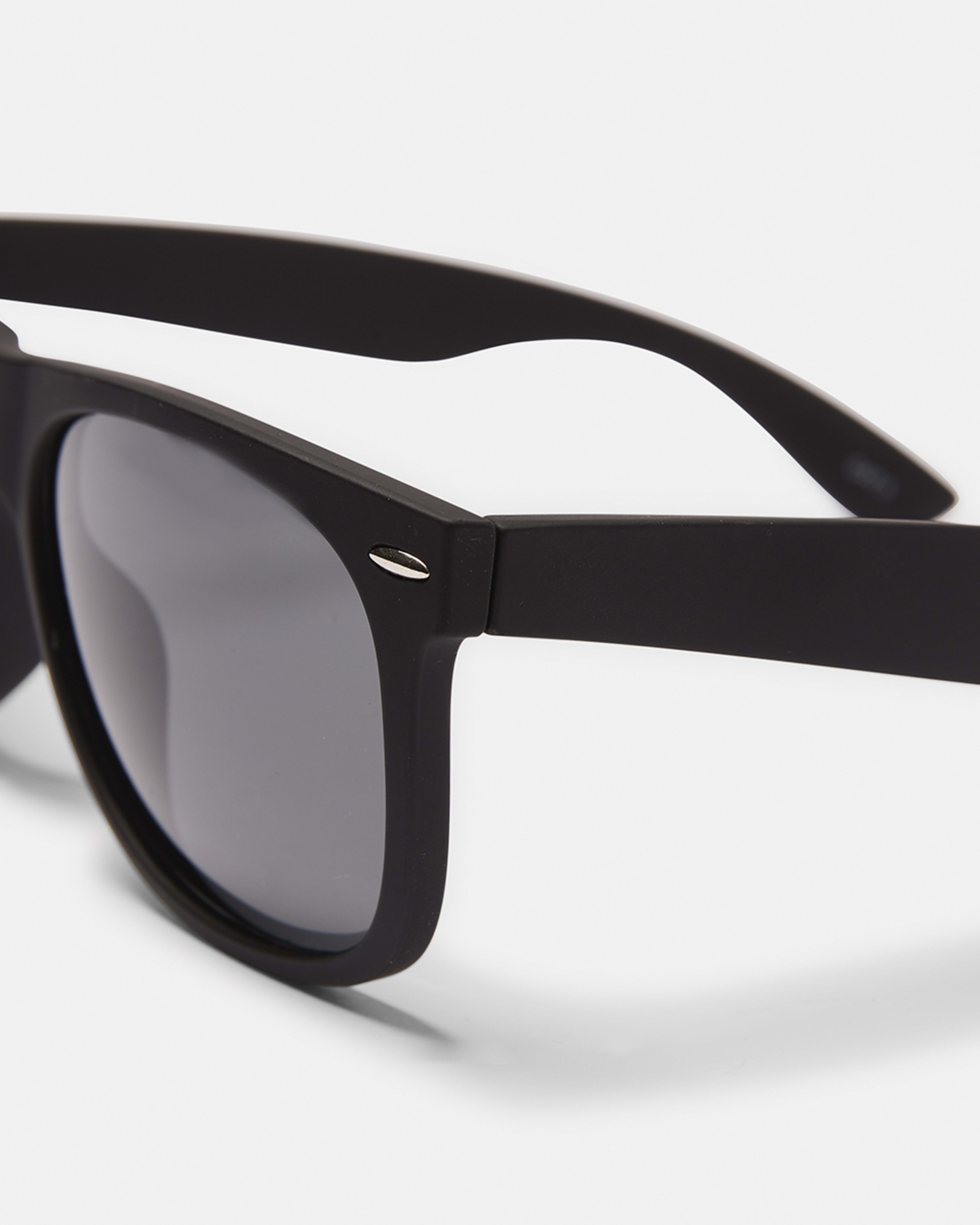 4 Polarised D Frame Sunglasses Black, 4 of 6