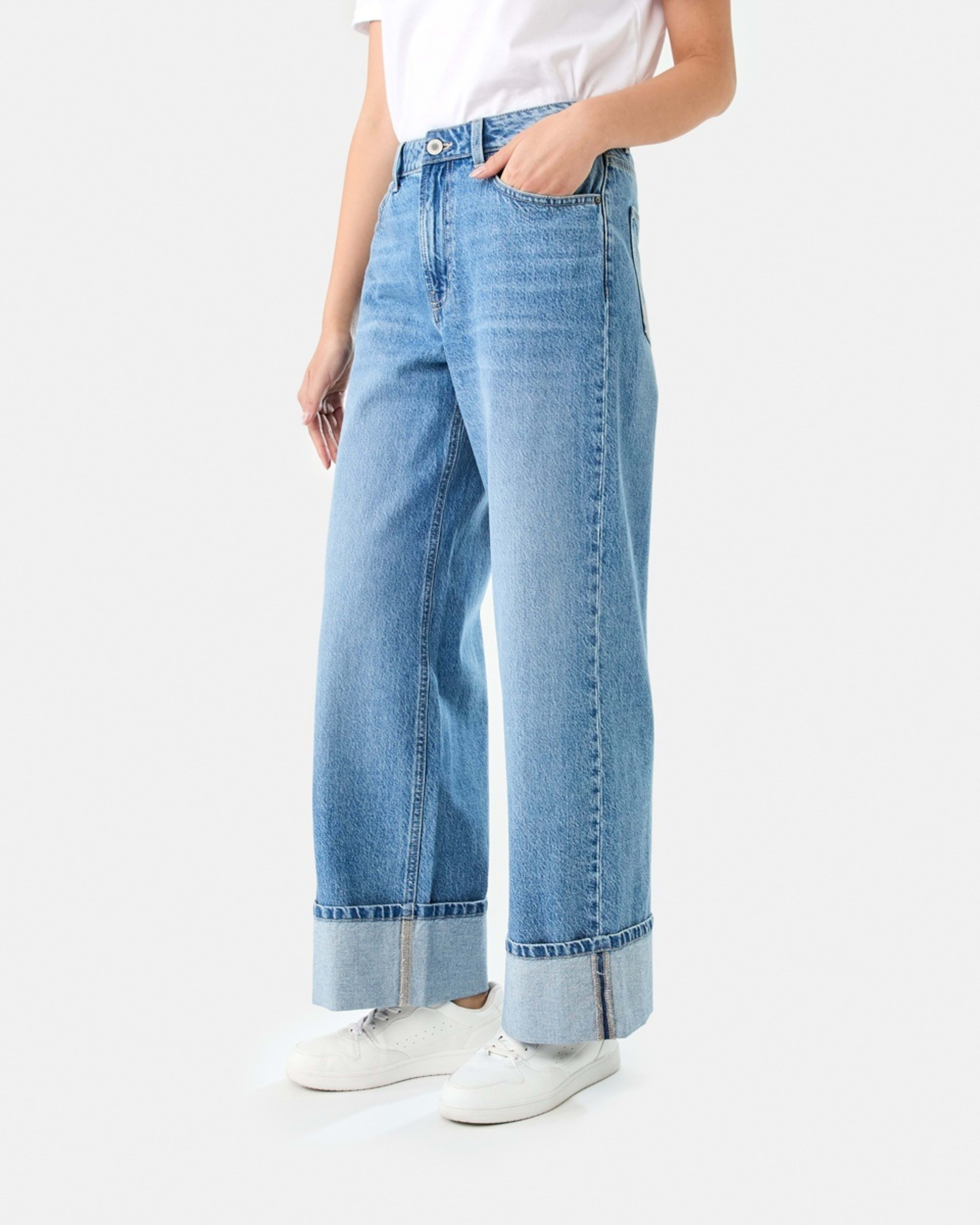 3 Cuffed Hem Jeans Light Wash, 3 of 9