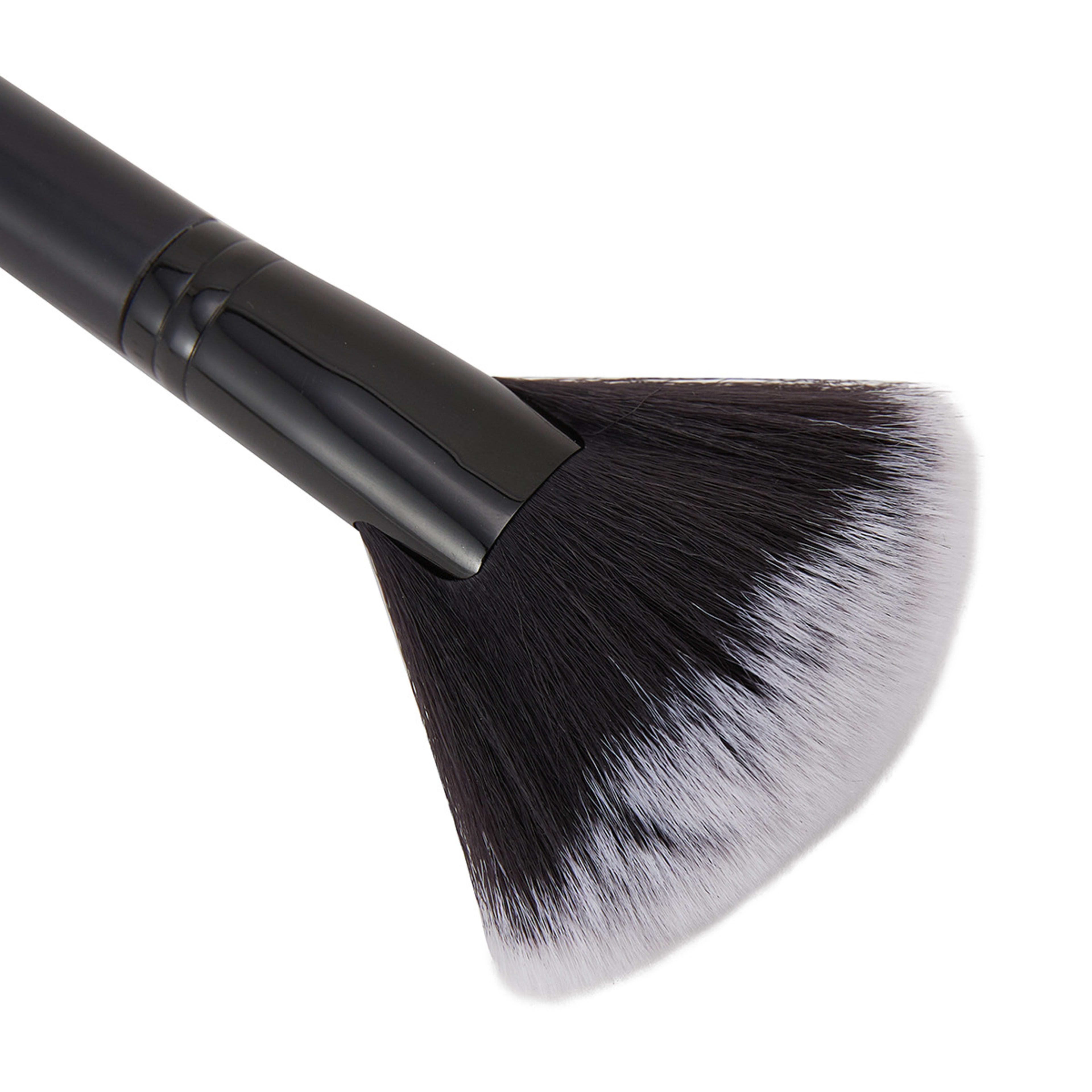 3 OXX Cosmetics Highlighter Brush - Black, 3 of 5