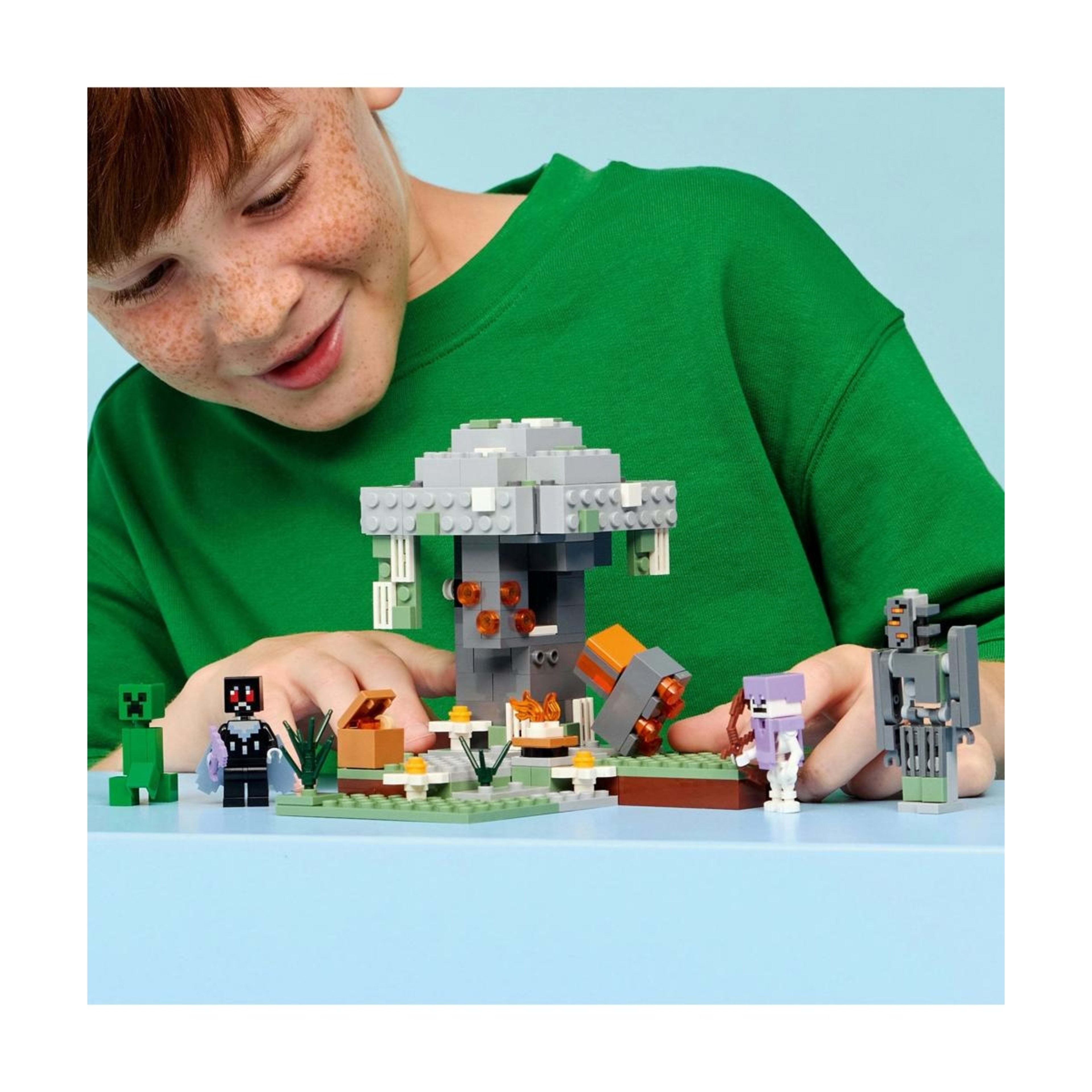 8 LEGO Minecraft The Pale Garden 21586, 8 of 10