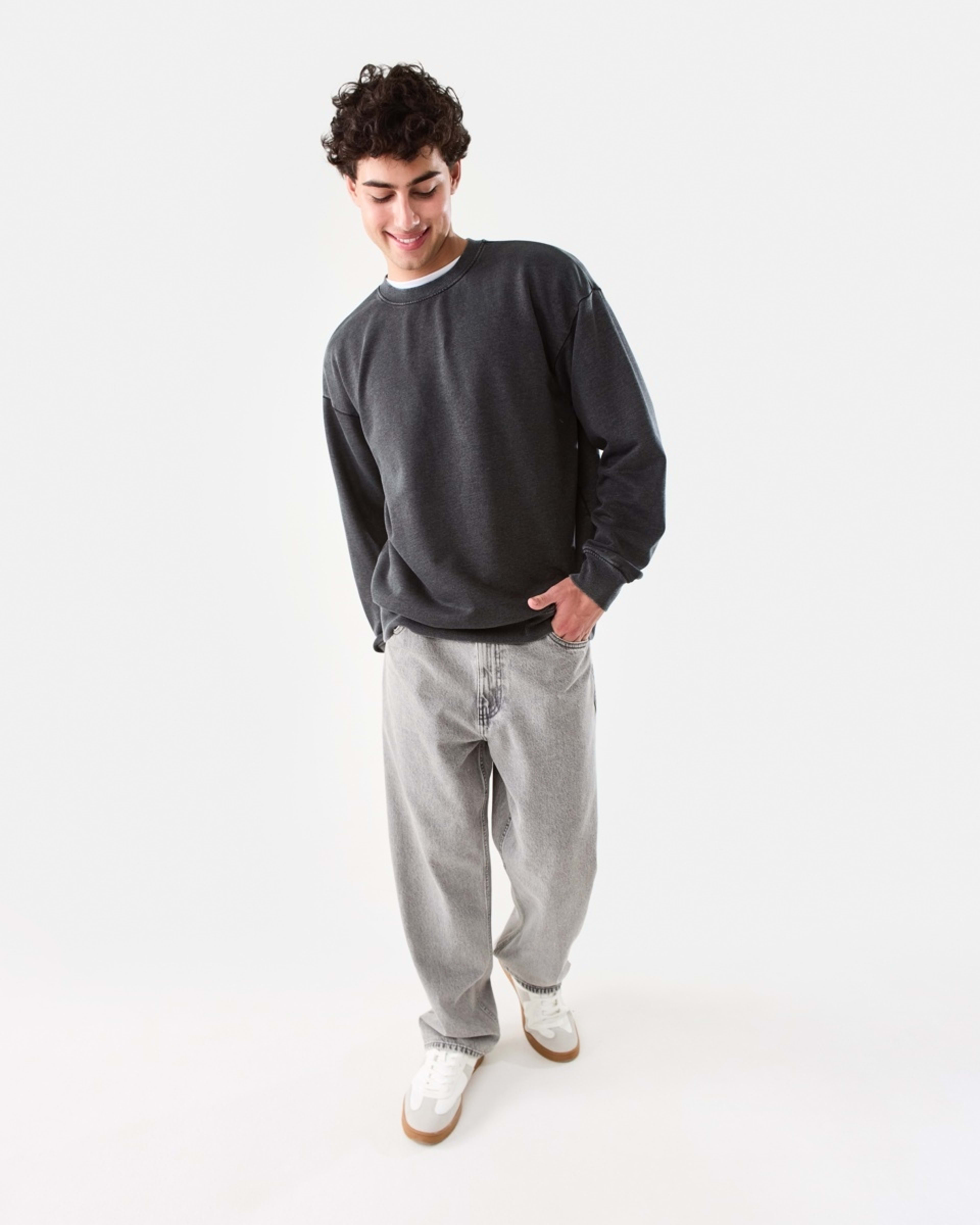 2 Oversized Crew Neck Sweatshirt Black, 2 of 10