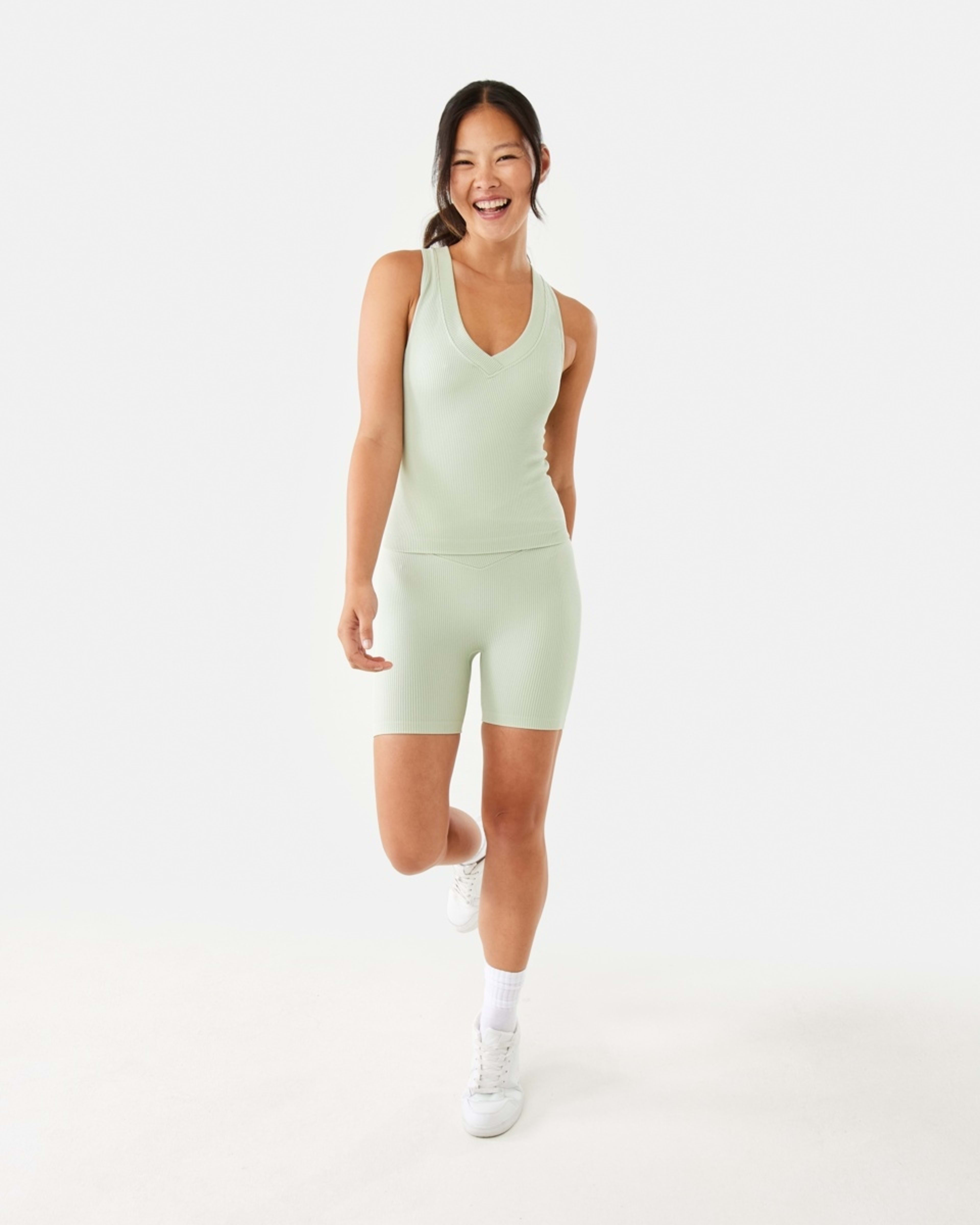 2 Active Womens Seamfree V-Shape Waist Shorts Pistachio, 2 of 5