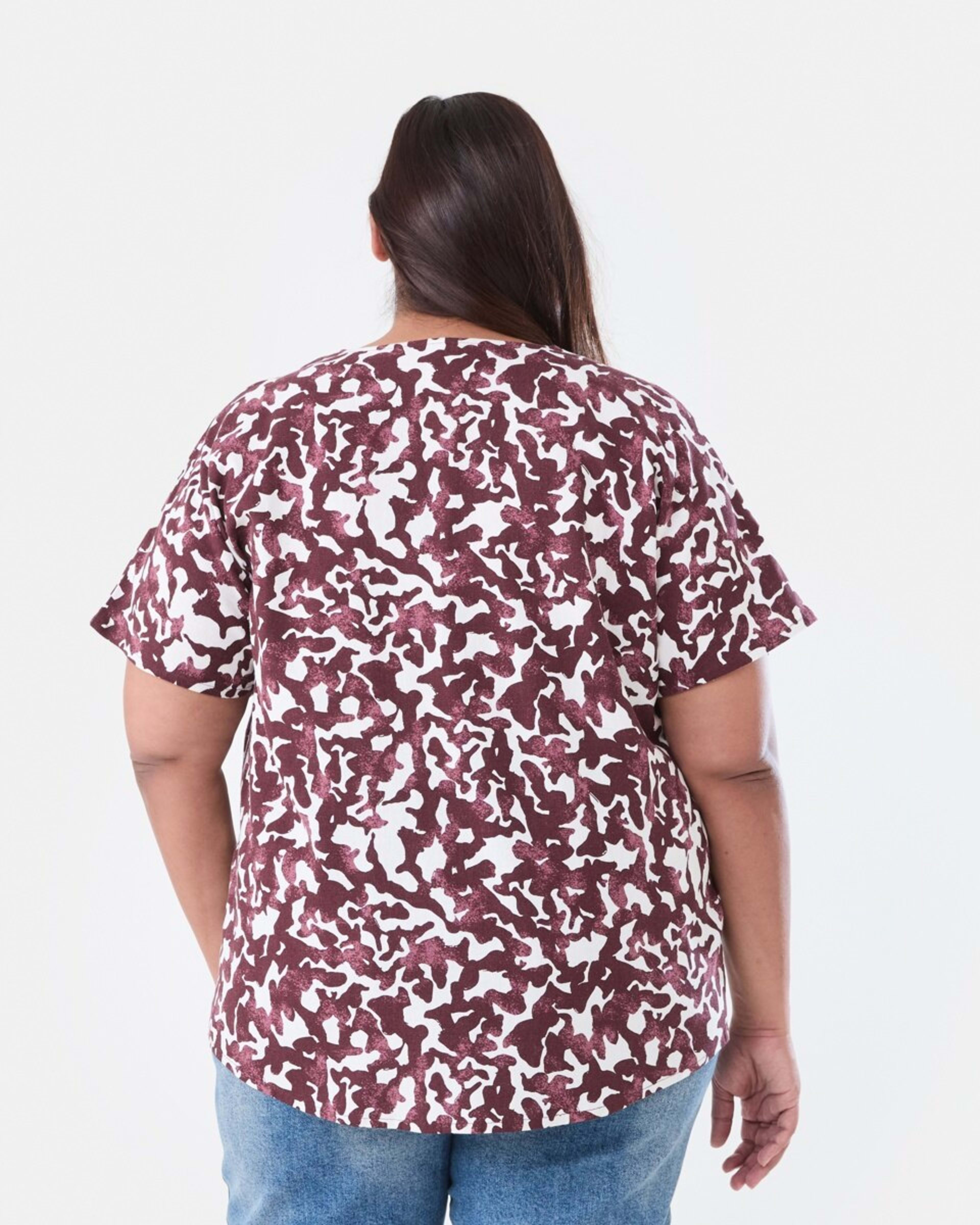 3 Curve Short Sleeve Woven Top Abst Ani, 3 of 5