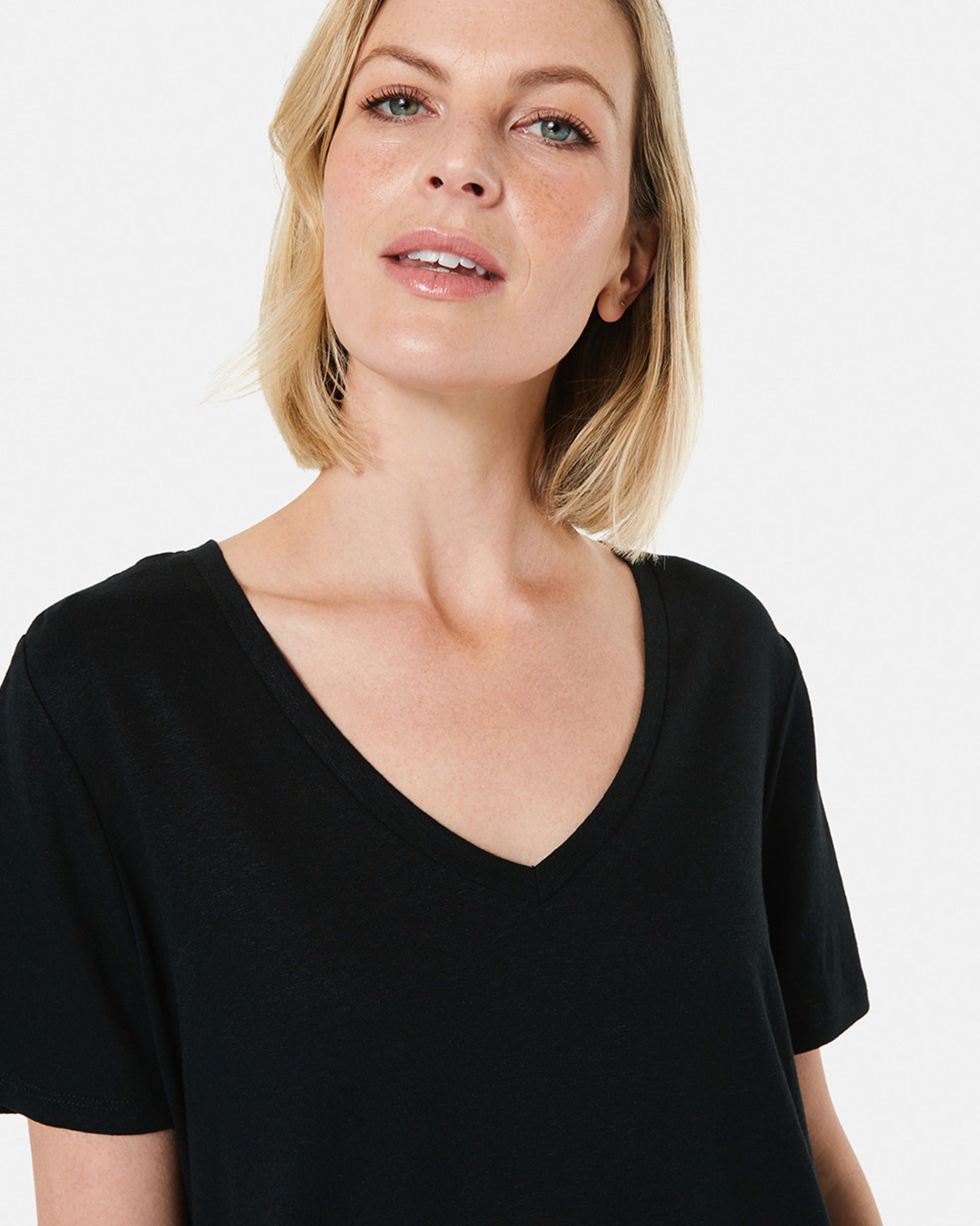 4 Linen Blend Short Sleeve V-Neck T-shirt Black, 4 of 5