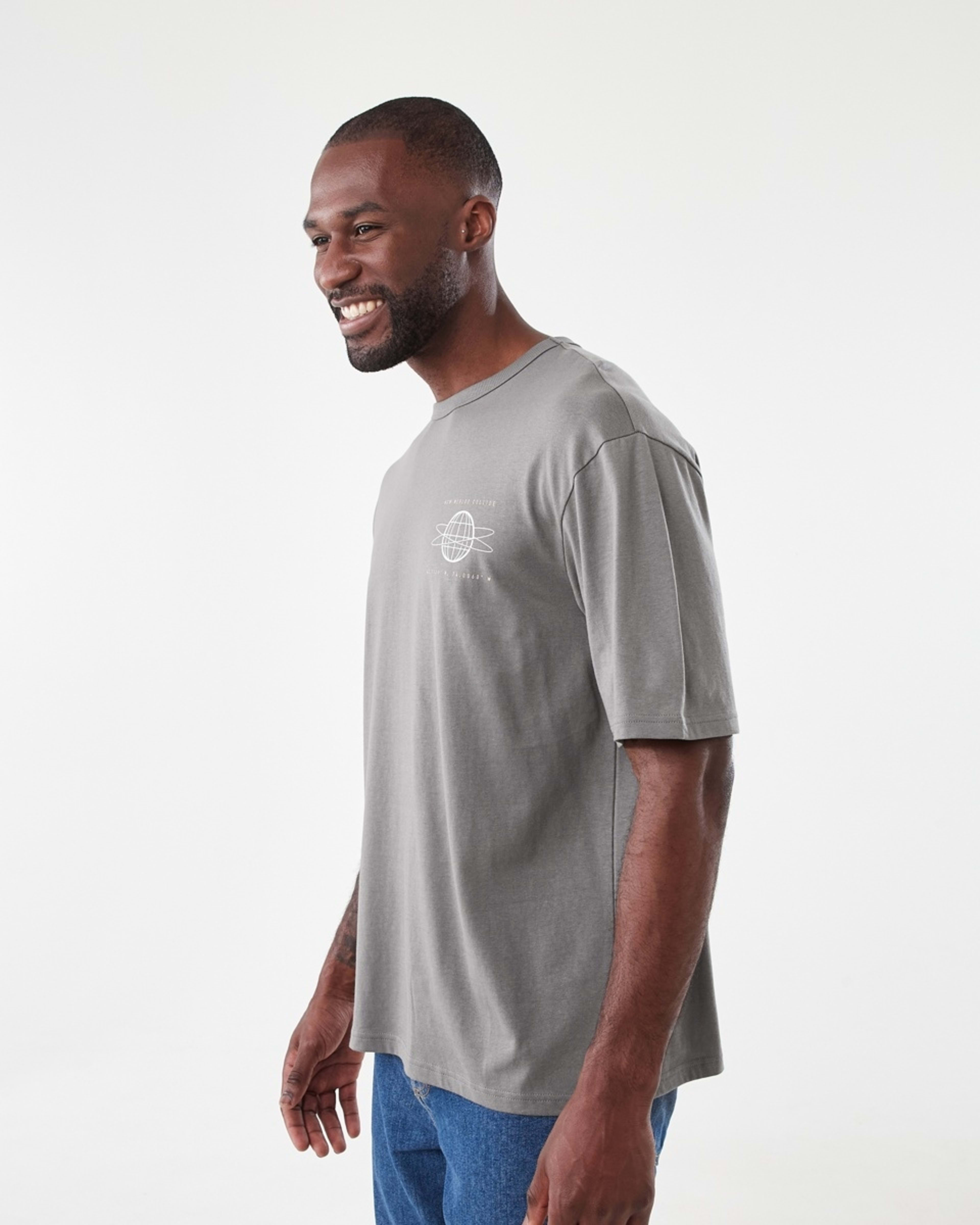 2 Oversized Graphic T-shirt Gry Grgyle, 2 of 6