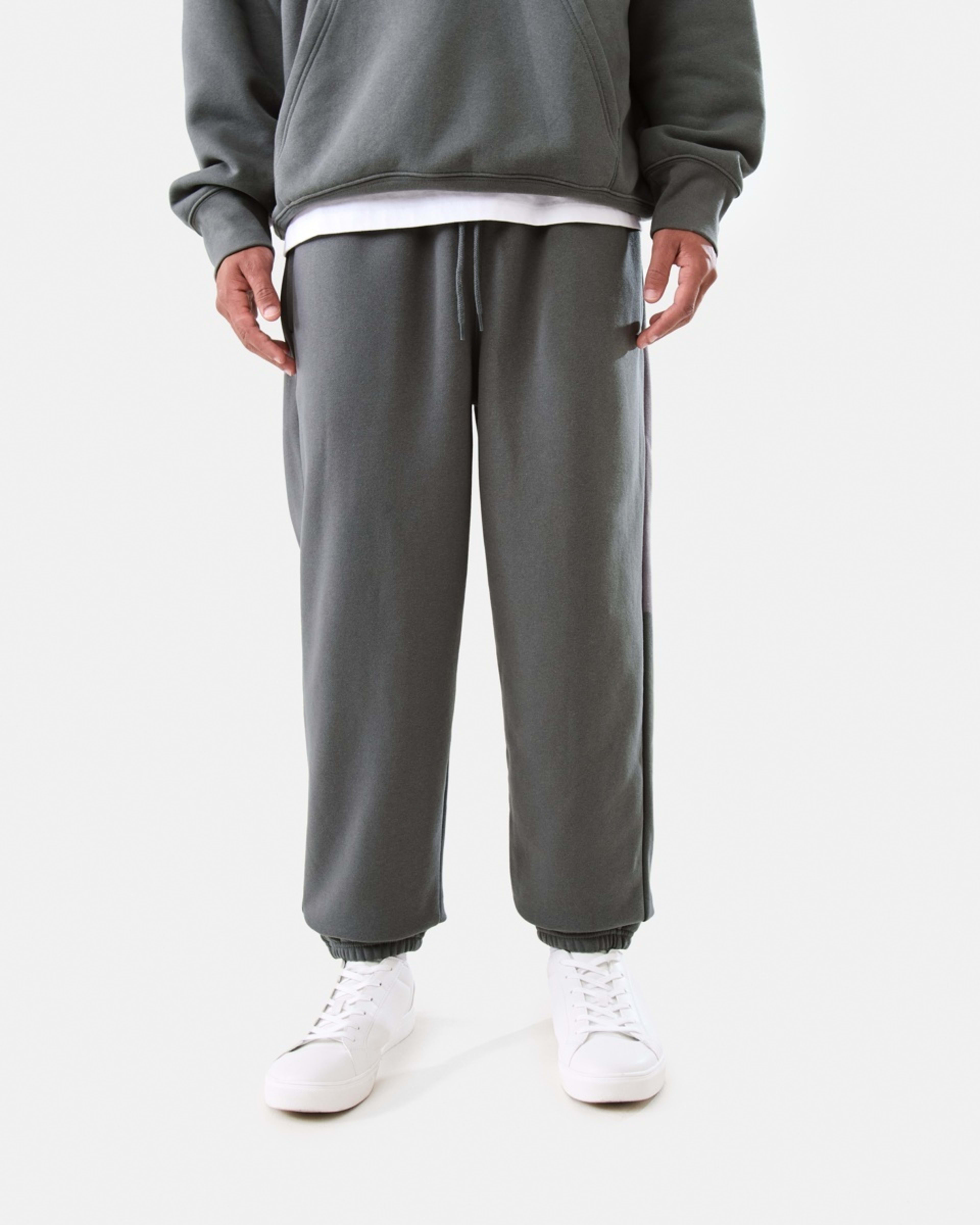 1 Loose Fit Trackpants Gry Seal, 1 of 6